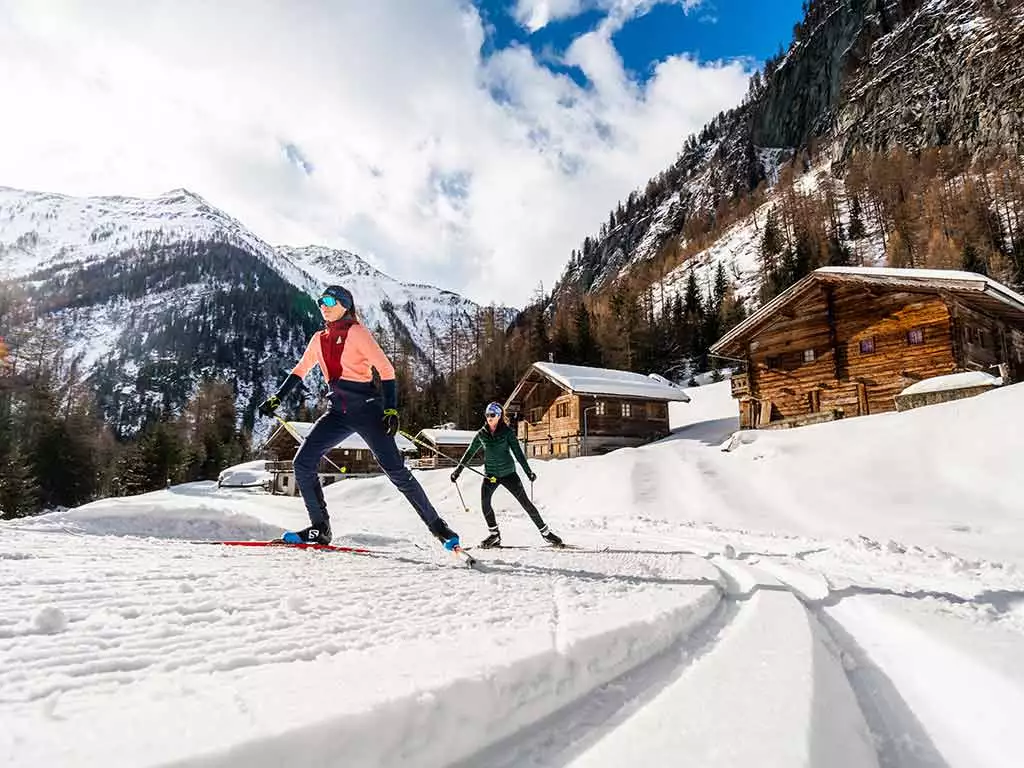Langlaufen im verschneiten Virgental, perfekte Langlaufloipe entlang des Baches.