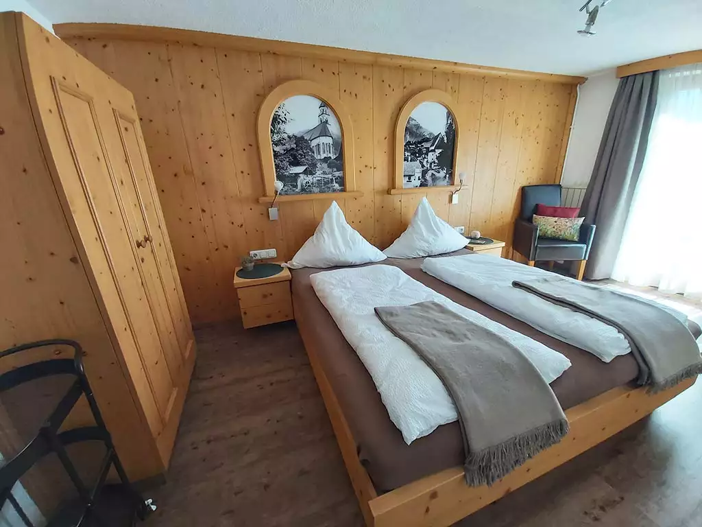 geräumiges Doppelzimmer mit Balkon 