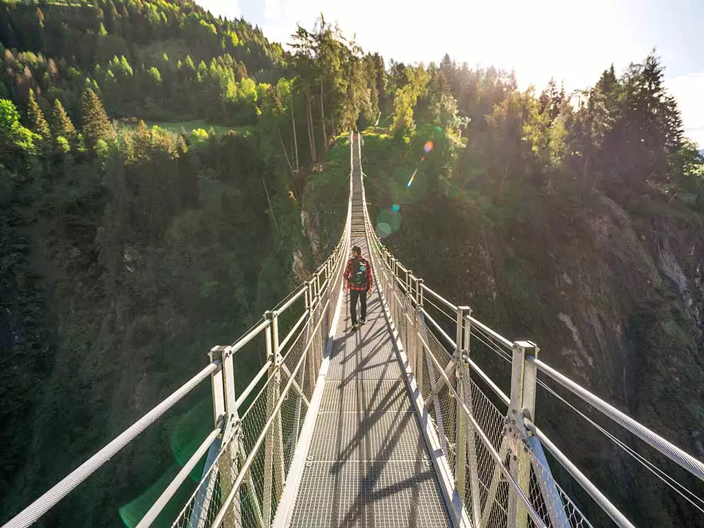 wandern entlang des Iseltrails über Hängebrücke in Virgen in Osttirol 