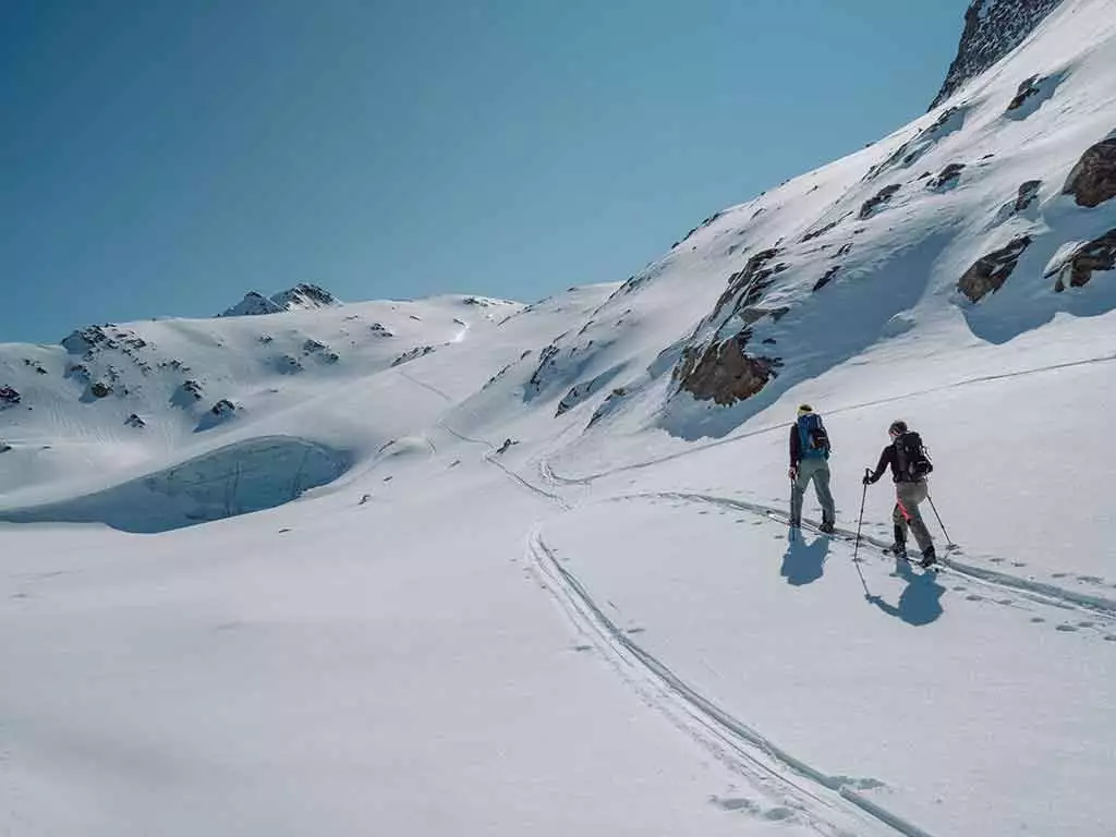 Skitour in Osttirol, verschneite Bergwelt, Ruhe am Berg.