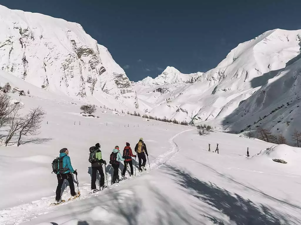 Schneeschuhwandern im Nationalpark Hohe Tauern, in Kals am Großglockner, verschneite unberührte Natur.