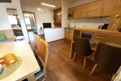 ferienwohnung-kueche_blick_ruine_rabenstein