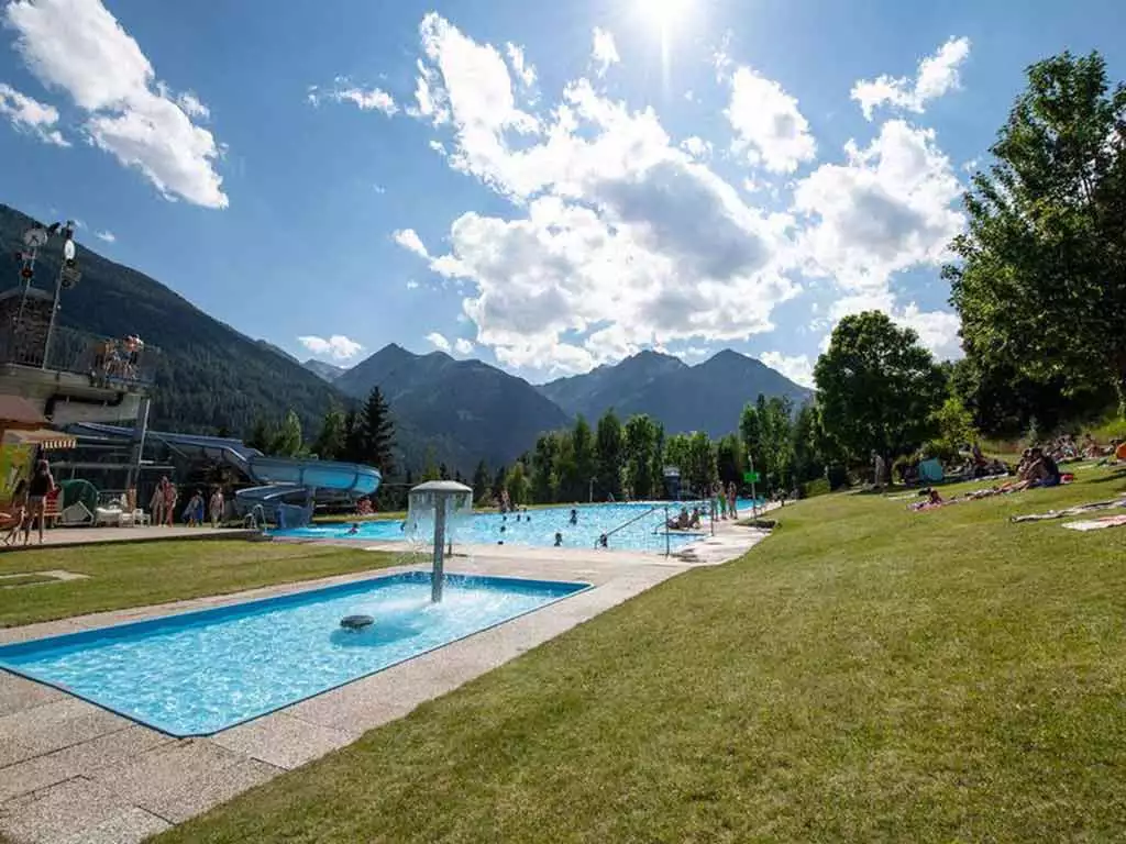 Schwimmbad Virgen, Freizeitanlage mit Kinderbecken, Rutschen, Dreimeterturm, Restaurant und Spielplatz