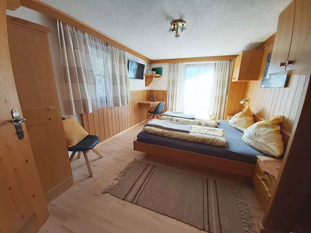 doppelzimmer mit Balkon sehr geräumig und gemütlich eingerichtet